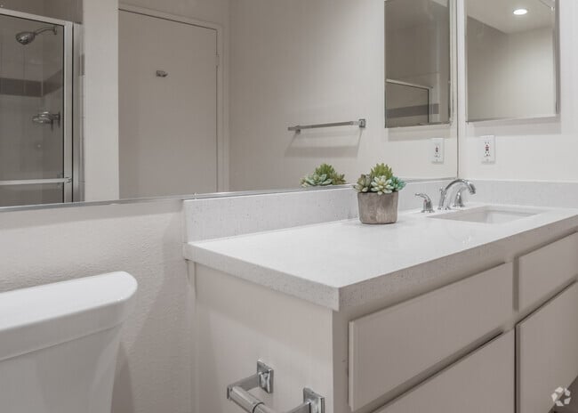 2BR, 2BA - 889 SF