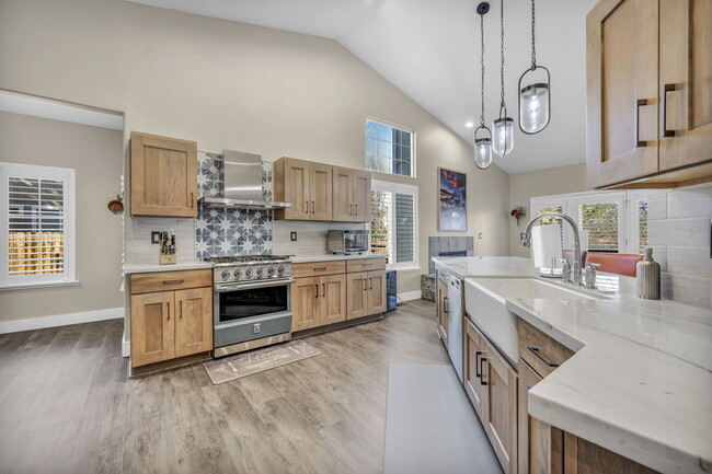 Building Photo - 6500 Brookview Cir Rental