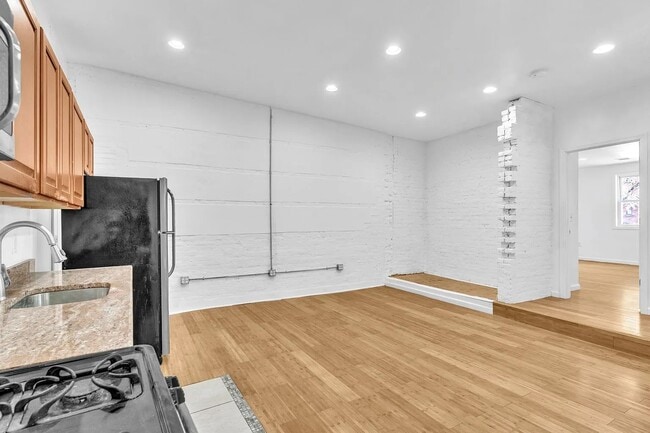 Photo - 162 University Ave Unit 3