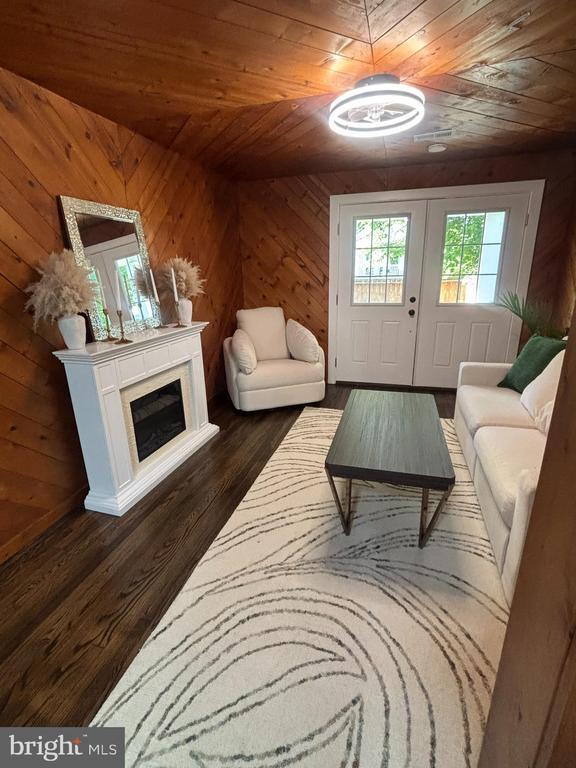 Photo - 310 Frazer Pl