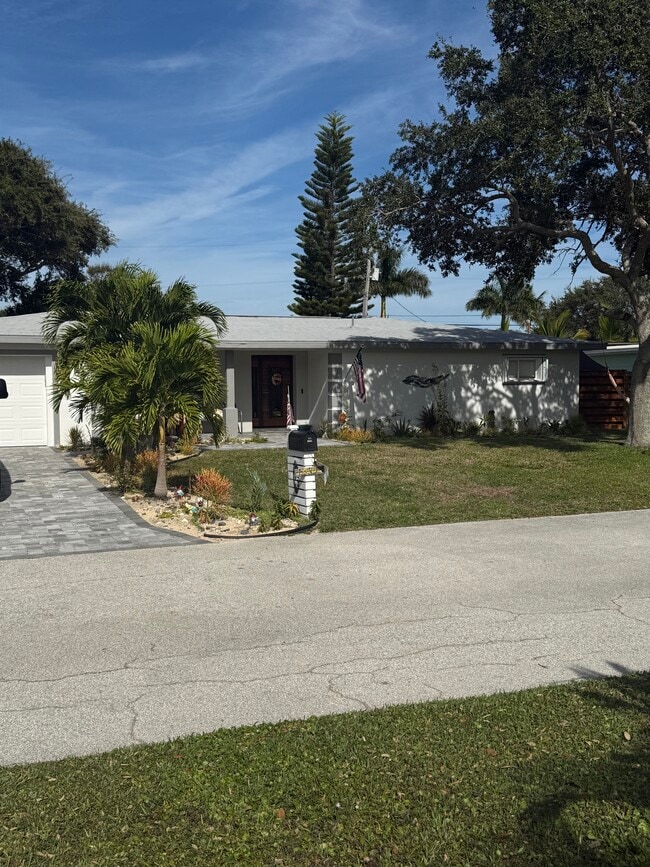 Building Photo - 415 N Shore Dr