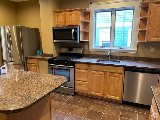 Building Photo - Huge 2000+ sf unit with In-unit laundry an... Rental