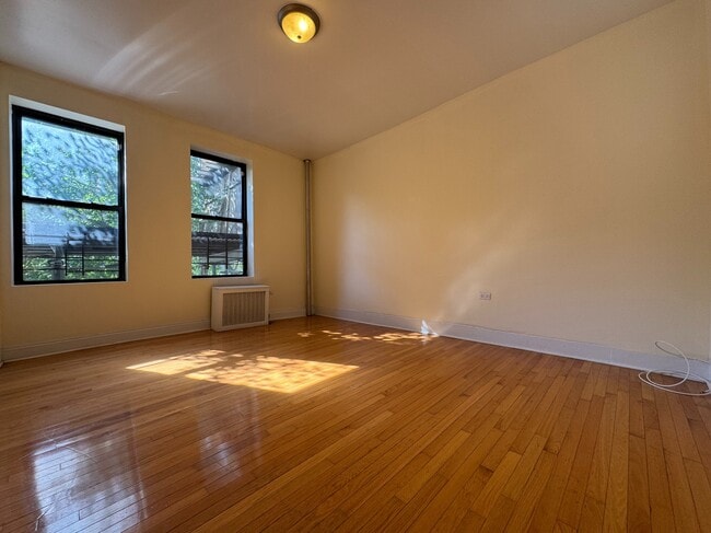 Building Photo - 884 Riverside Dr Rental
