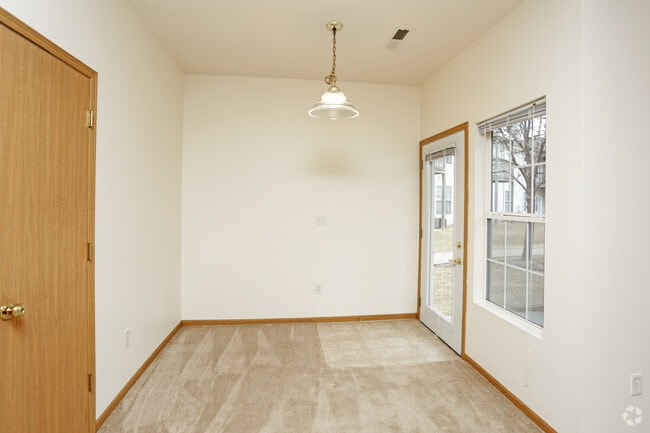 1BR, 1BA - 627 SF - Dining Room