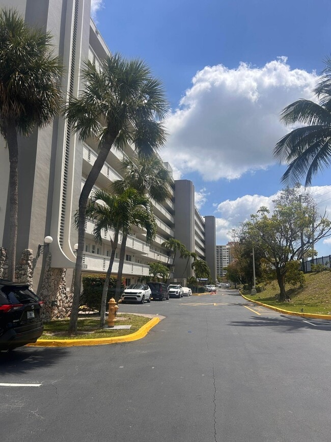 Photo - 1175 NE Miami Gardens Dr Unit 301