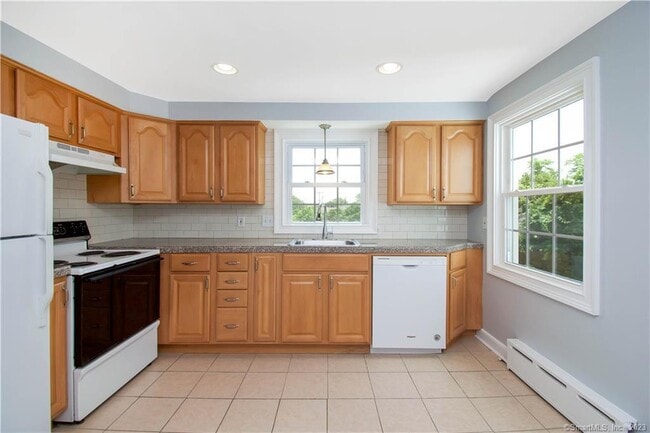 Building Photo - 983 Black Rock Tpke