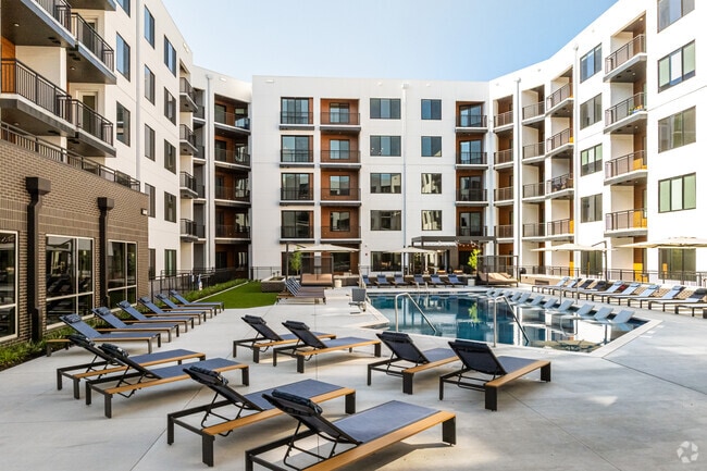 Pool & Lounge