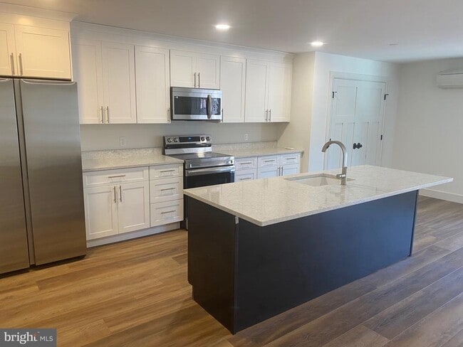 Building Photo - 1087 Mt Tom Rd Unit 203