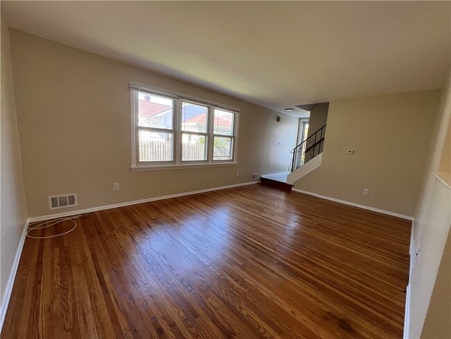 Photo - 1165 Whitney Road East