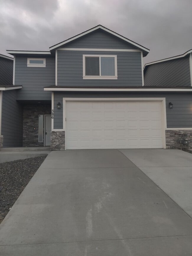 Building Photo - Contemporary Townhome with Open Floor Plan...