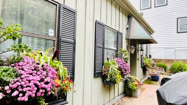 Jardín delantero/Entrada - 1005 Hill St Unidad A