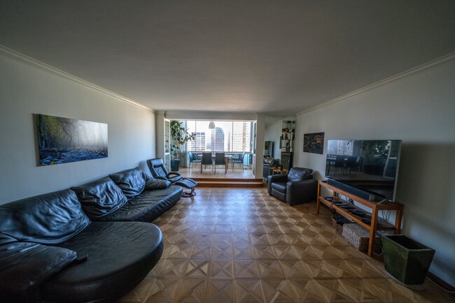 Living Room - 969 Hilgard Ave Unidad Penthouse 8