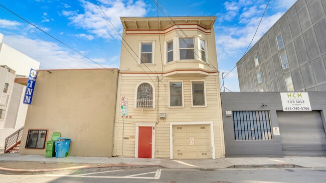 Building Photo - Two Bedroom Condo in SOMA with Yard, Parking, and W/D.