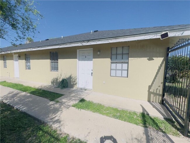 Building Photo - 10 1st St Unit 3