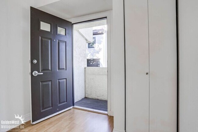 Photo - Bright & Airy 2Bdm 1Ba Townhome in San Diego!