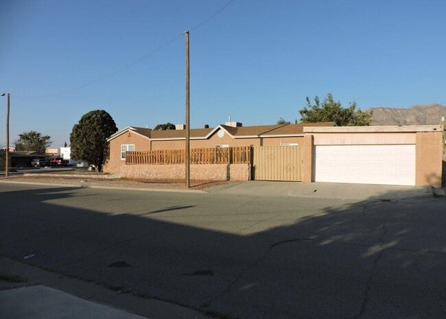 Photo - Spacious 3bed 2bath with Large Backyard!