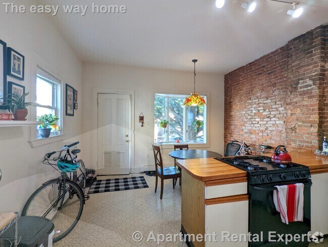 Building Photo - 17 Howe St Unit #1 Rental