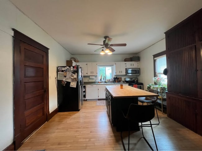 Photo - 605 Barrie St