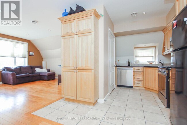 Photo - 736 Cooper St