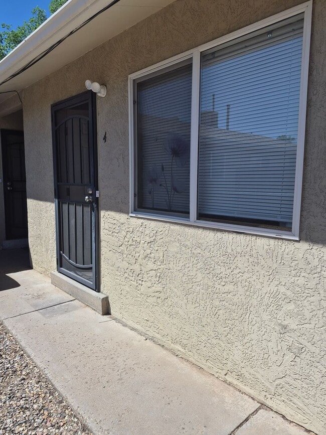 Building Photo - One Bedroom Apartment