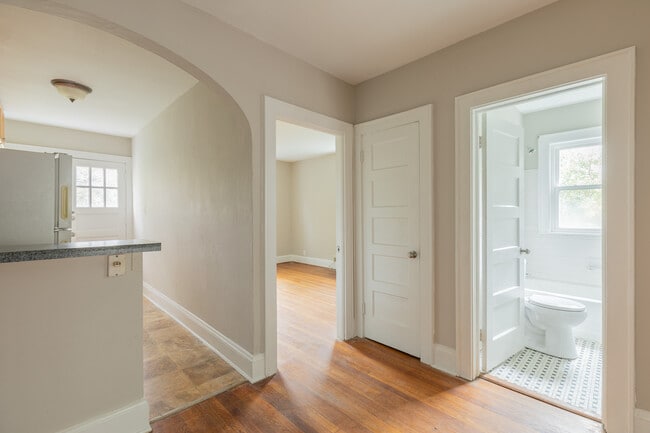 Photo - 819 W 51st St