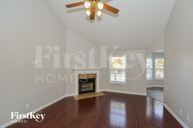 Photo - 3890 MacKenzie Dr