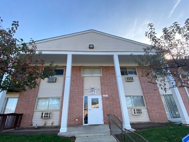 Building Photo - 693 E Fullerton Ave Unit 205