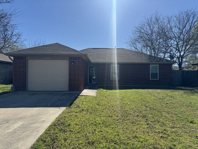 Building Photo - Charming 3-Bedroom 2- Bath home in New Bra...