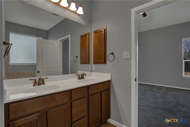 Photo - 240 Oak Creek Way