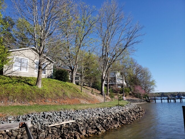 Enjoy Lakefront Luxury Year Round! - Enjoy Lakefront Luxury Year Round! House