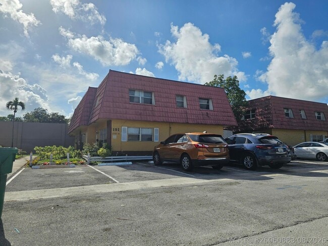 Building Photo - 2556 NW 52nd Ave Unit D19