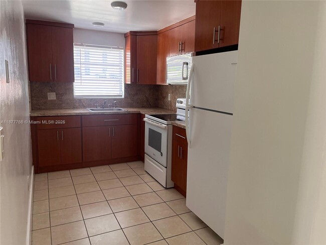 Building Photo - 500 NE 26th St Unit 3C Rental