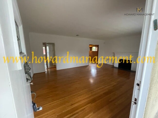 Photo - Beautiful home with large Den, hardwood floors, grassy backyard and dettached 2 car garage.