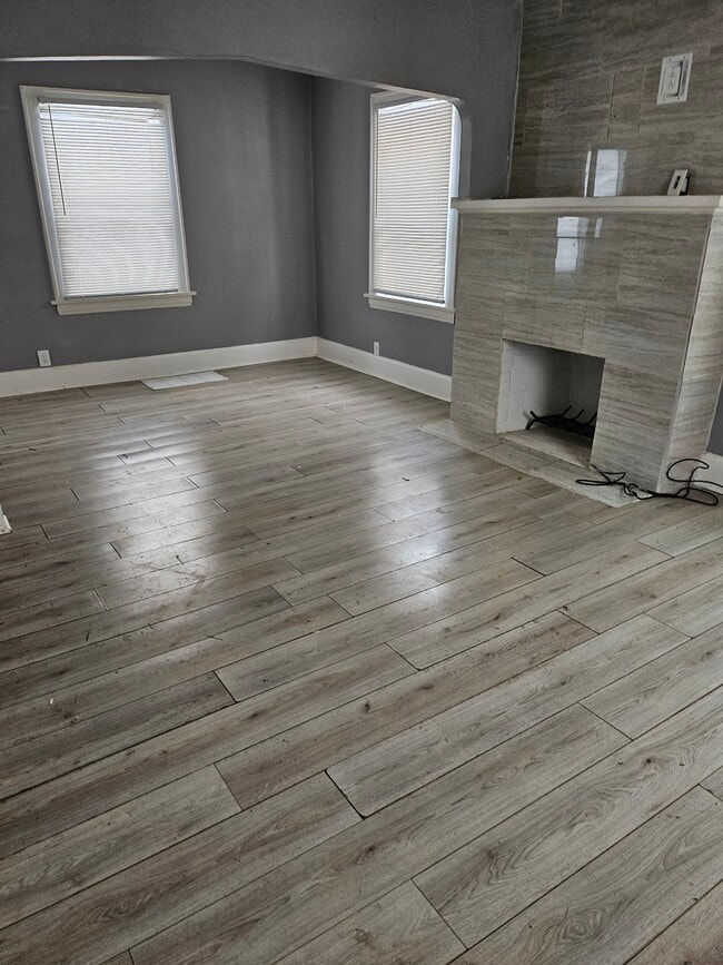 Building Photo - 573 Grace Ave