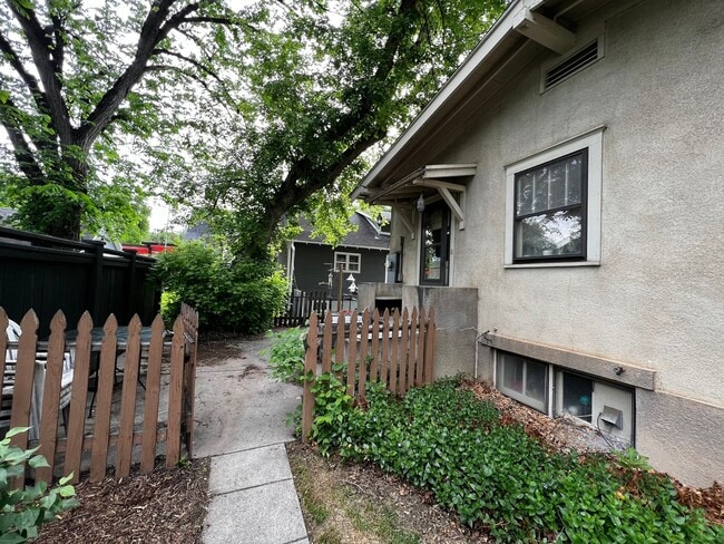 Cozy 1-Bedroom Basement Apartment blocks f... - Cozy 1-Bedroom Basement Apartment blocks f...