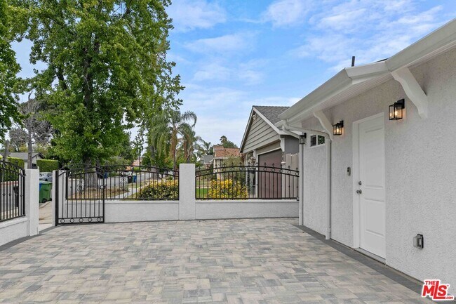 6930 Babcock Ave