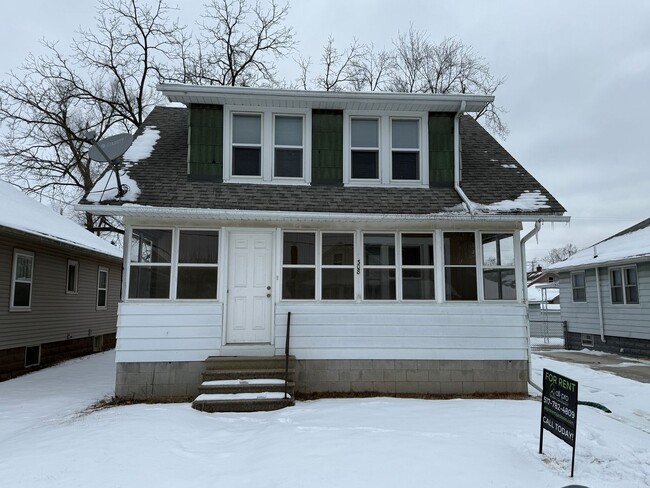 Spacious 2-Bedroom Home Near Vandercook Lake - Spacious 2-Bedroom Home Near Vandercook Lake