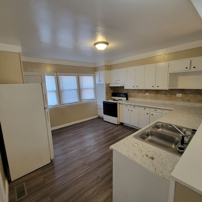 Photo - conveniently located around the corner from popular Garfield Park