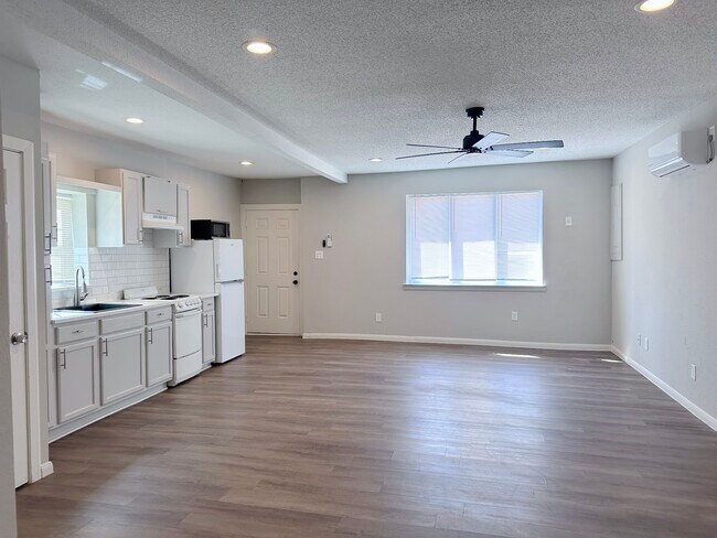 Photo - 2704 Brewster St