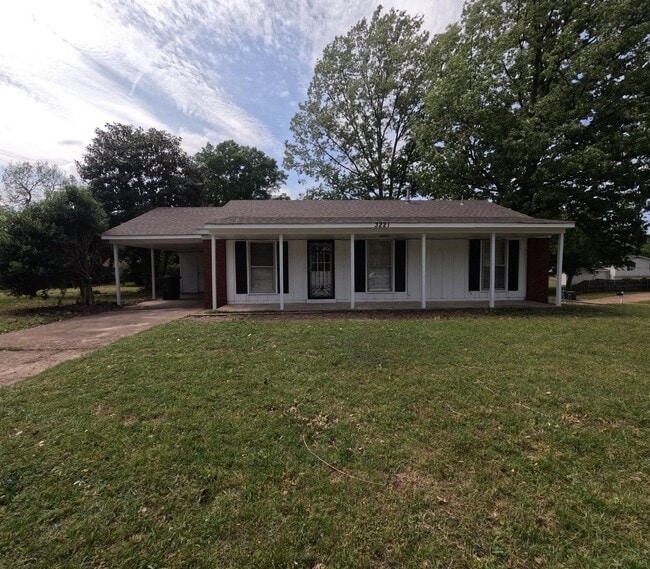 Building Photo - Spacious 5BR/2BA Rental with Bonus Living Space & Great Location