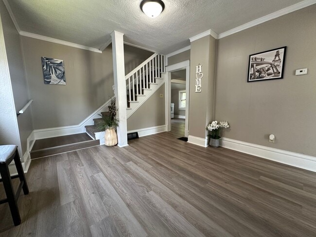 Building Photo - Renovated 3 bedroom house for rent in Wate...