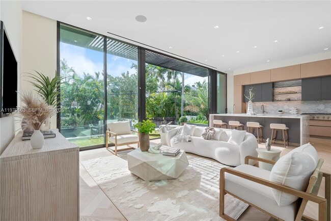 Photo - 536 W 51st St