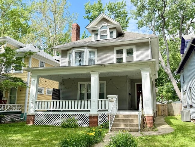 Building Photo - **Hawthorne Place** Pet Friendly 5 Large Bedrooms 2 Full Baths!
