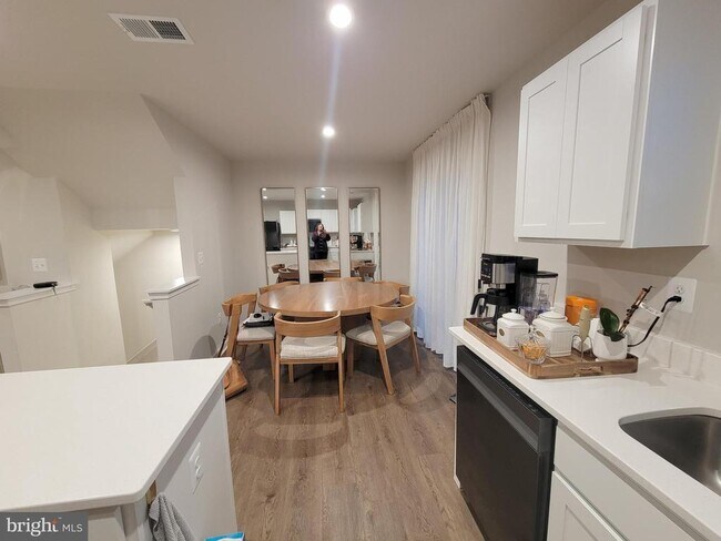 Photo - 2582 Laurel Pk Dr