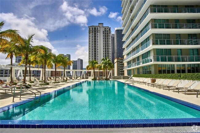 Building Photo - 1111 SW 1st Ave Rental