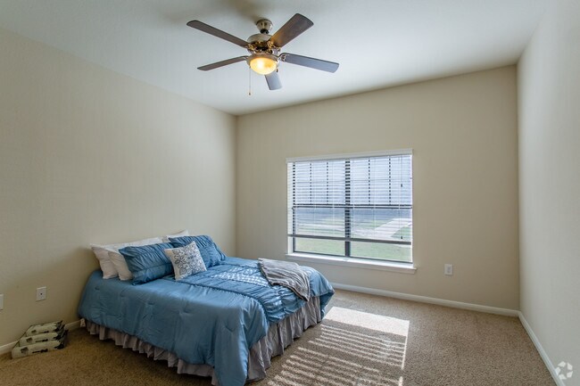 2BR, 1BA - 993 SF