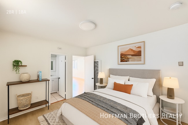 Photo - 5419 Harold Way Unidad 7