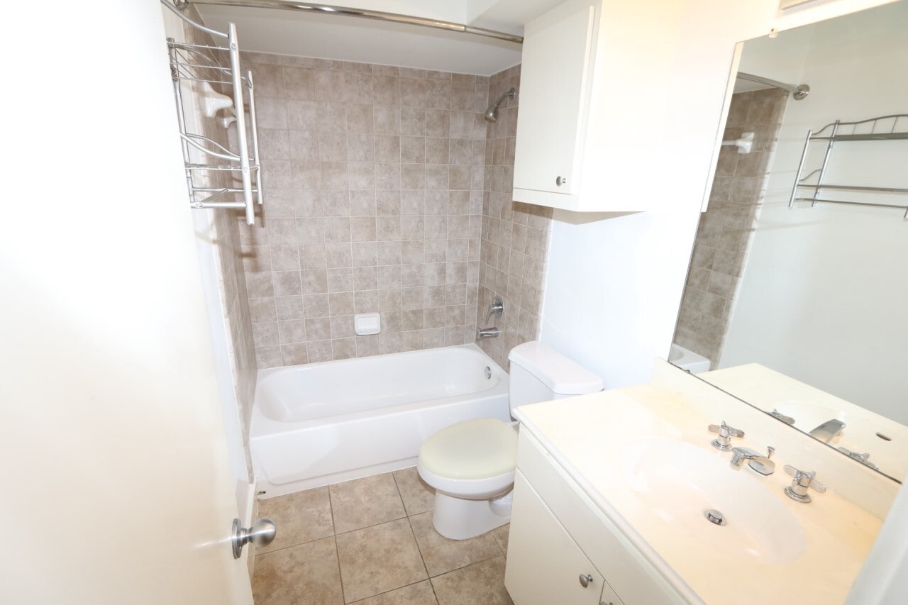Photo - 1046 W 25th St