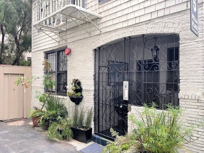 Building Photo - 5 Fella Pl Unit 1