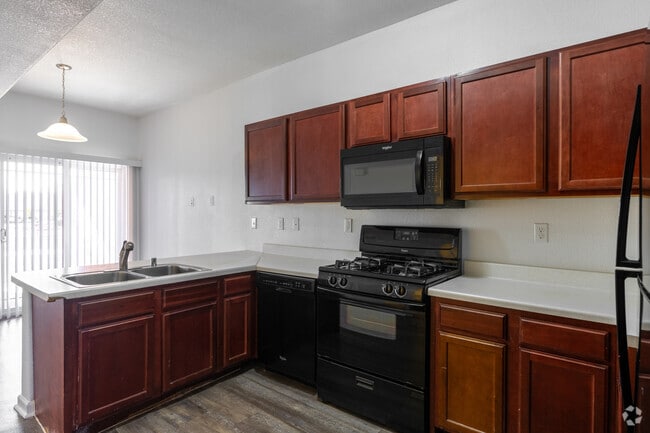 3BR, 2.5BA - 1,185SF - Kitchen